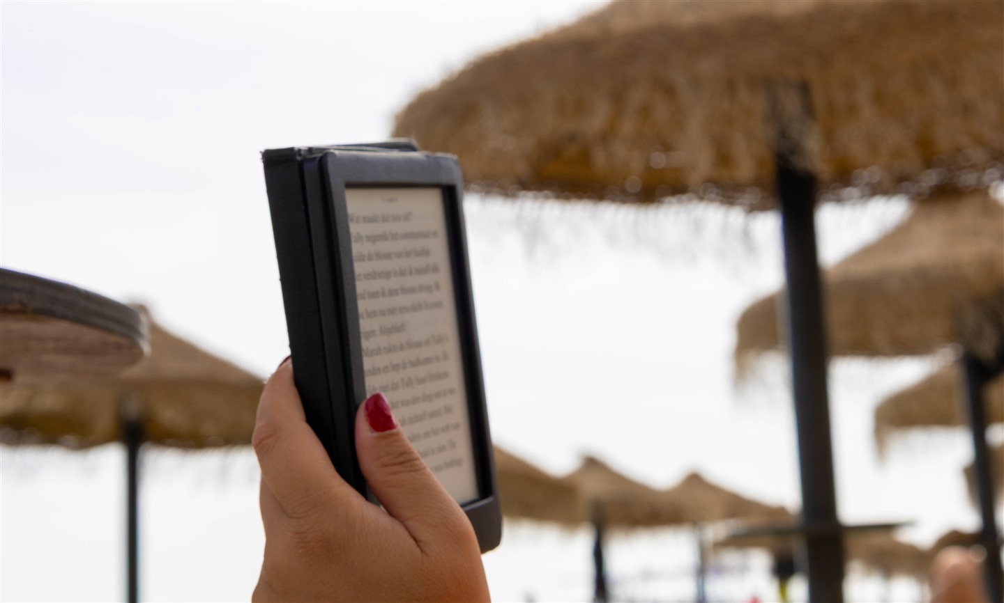 boekje-lezen-onder-een-parasol.jpg