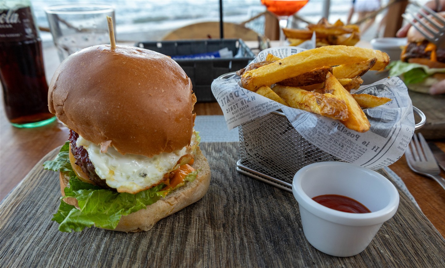 hamburger-met-patat-op-het-terras.jpg